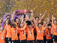 PG在线网站-女足球员们在比赛中全力以赴，努力夺取荣誉的简单介绍